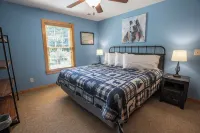 Redbud Retreat ~ Rustic family friendly cabin with New Hot Tub in Townsend!