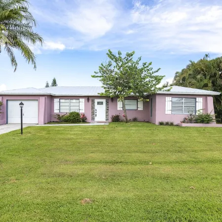 Naples paradise close to the beach and 5th Ave
