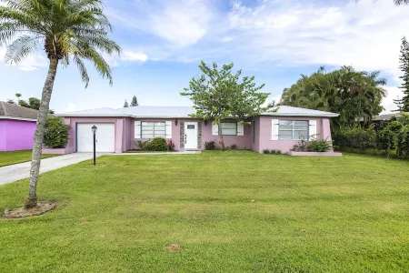 Naples paradise close to the beach and 5th Ave