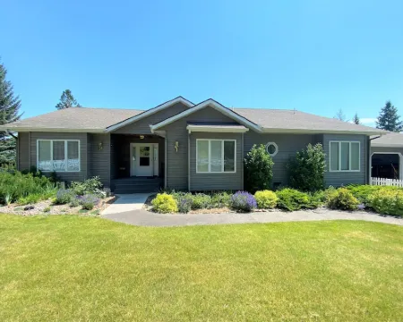 Captivating Flathead Lake Views 6 bd 3.5 bath 萊克賽德酒店