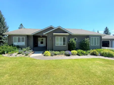 Captivating Flathead Lake Views 6 bd 3.5 bath Отели в г. Лейксайд