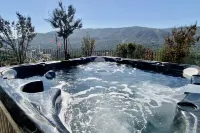 Ahwahnee Hilltop Getaway - large modern home with amazing views