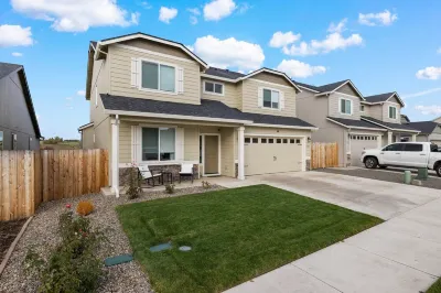 Beautiful Clean and Modern Home In Medford. Hotels near Rogue Valley International Airport