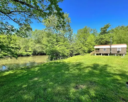 Meadow Riverfront Cabin ワイルダーネスのホテル