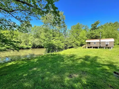 Meadow Riverfront Cabin Отели в г. Уайлдернесс