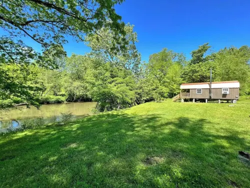 Meadow Riverfront Cabin Hotels in Wilderness