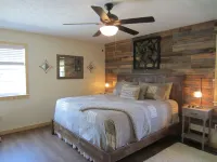 Laurelwood Retreat:   RENTS TO FOUR ONLY, Beautiful View of Cove Mountain. Autrey's Antiques & Ideas附近的飯店