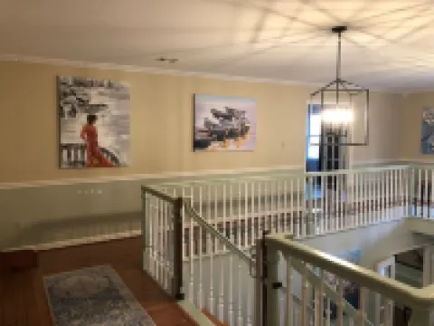 Beautiful Large Home Minutes from Lake Anna with Games & Hot Tub!!