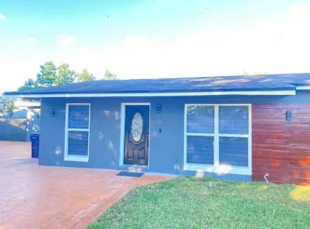 Beautiful 5 bedroom Modern Home with a Pool