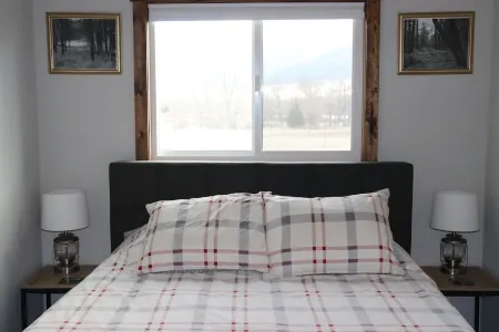 River Rest Luxury Cabin - The Beaverhead. Beautiful River and Mountain Views!!!