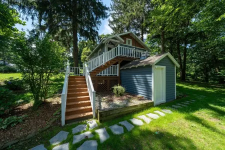 Sauna, hot tub, pet friendly, & 1/2 mile to lake