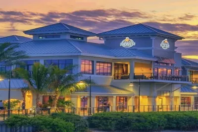Golf Views - Pool - Walk to PGA Resort - Dog Friendly!