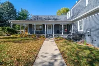 Amazing & A Party BARN… Hot Tub, PL TBl, Png Png, & Arcade!  Access to Pools! Hotels in West Des Moines