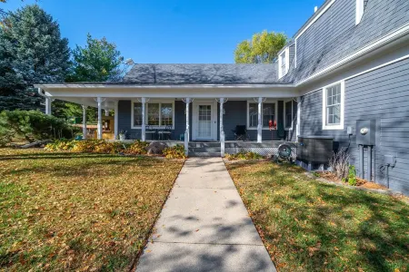 Amazing & A Party BARN… Hot Tub, PL TBl, Png Png, & Arcade!  Access to Pools! Отели в г. Запад Де-Мойн