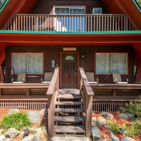 Woodsy Cabin Perfect for a Couple or a Group!