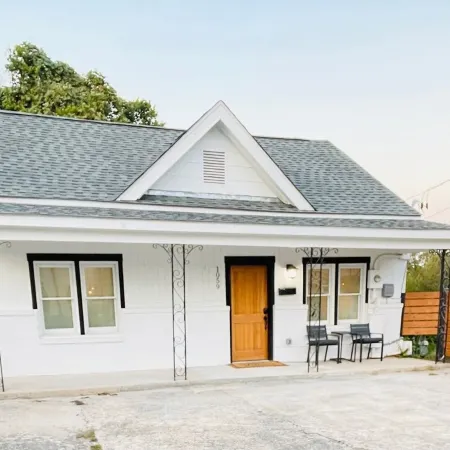 Historic Cottage Downtown Macon with off street parking