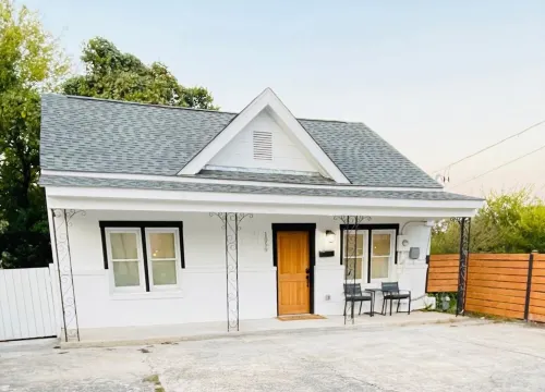 Historic Cottage Downtown Macon with off street parking