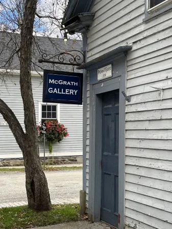 Beautifully decorated large private log home 10 minutes from the mountain.