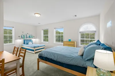 Heated Pool, Game Room, Projector Room, King Bed! 5 mins to Beach!