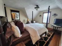 Located less than 1.5 blocks from the two main intersections Downtown Ludington