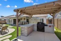 Luxury 3-br Home with Pool & Outdoor BBQ Area PRM Association Management附近的飯店