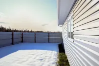 Single story townhouse in quiet neighborhood w fast access to main attractions!