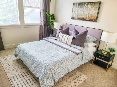 Modern Apt with Gym & Pool & Hot Tub. Perfect Location. Close to Ski Resorts! Hotels near Home Storage Center