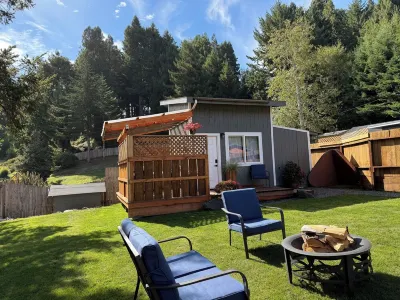 Charming Tiny House with Hot Tub and big fenced yard! Private location! Hotels near Chabad of Humboldt