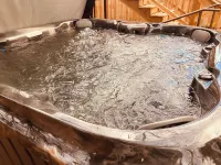 Rustic modern 2-bedroom home-lower level with hot tub in marvelous Moscow