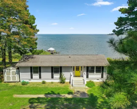 The Beach Retreat is a cozy beach Villa with Hottub overlooking a private beach. Hotels in Cople