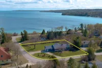 Beautiful Bayview 3 bedroom, 3 bath home / walking distance to beach.  Sleeps 9.