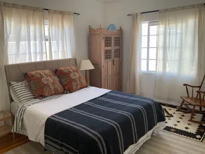 Historic Sam Hughes Charmer. Private yard w fruit trees. Walk to UA. Hotel in zona Reid Park