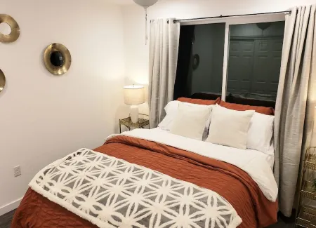 Red Tiny Twins, Downtown Eco & Pet Friendly Stay