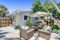 Breeze Garden Mid-Century Modern Apartment