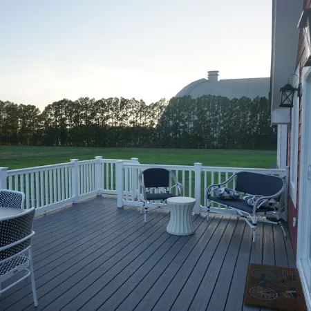 New Barn Apartment on 55 acres/waterfront Отели в г. Паскуотанк