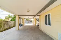 You Belong on a Beach ! Walk to Beach - Food - Bar ! Fully Stocked Kitchen