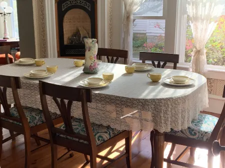 Lady Viola - Victorian w/ Balcony Hot Tub