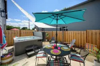 Hip-Downtown Carlton Townhouse #2, Steps to Tasting, Hot-Tub, BBQ, Dog-Friendly