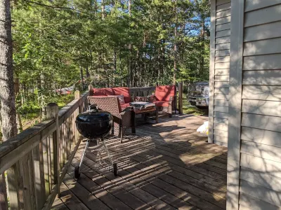 Treehouse on the river. Các khách sạn gần Bay Furnace Federal Park