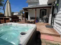 Historical Downtown Cottage with Hot Tub