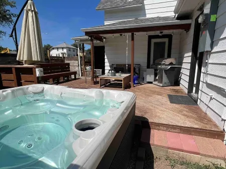 Historical Downtown Cottage with Hot Tub Отели рядом с достопримечательностью «Южная Дакота Скул оф Майнс & Текнолоджи»