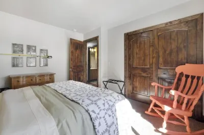 River front cabin surrounded by national forest with outdoor living space Hoteles cerca de Bosque nacional Sawtooth
