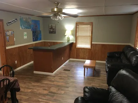 "Clean/Maintained Fully Furnished Lodging"-Yellowfin Lodge Отели в г. Плакеминс Пэриш