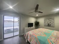 Catalina condo lakefront 7South 2BR/2BA balcony w/boat slip incl beautiful view Hotels near Lake Hamilton