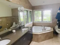 Amazing renovated acreage with heated pool + hottub (september 1