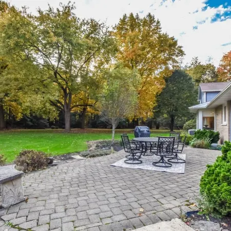 City estate offering privacy & seclusion near many attractions