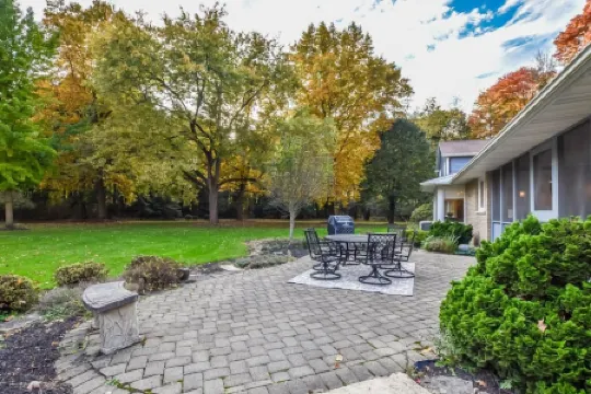 City estate offering privacy & seclusion near many attractions