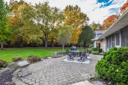 City estate offering privacy & seclusion near many attractions Отели в г. Плейн Тауншип