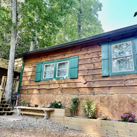 CUTE LITTLE COTTAGE NEAR DOWNTOWN BREVARD Отели в г. Кэтис Крик