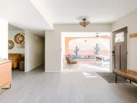 Mtn views, pool, hot tub, fire pit / 2 King suites / game room / modern & luxe Hotels in Tanque Verde